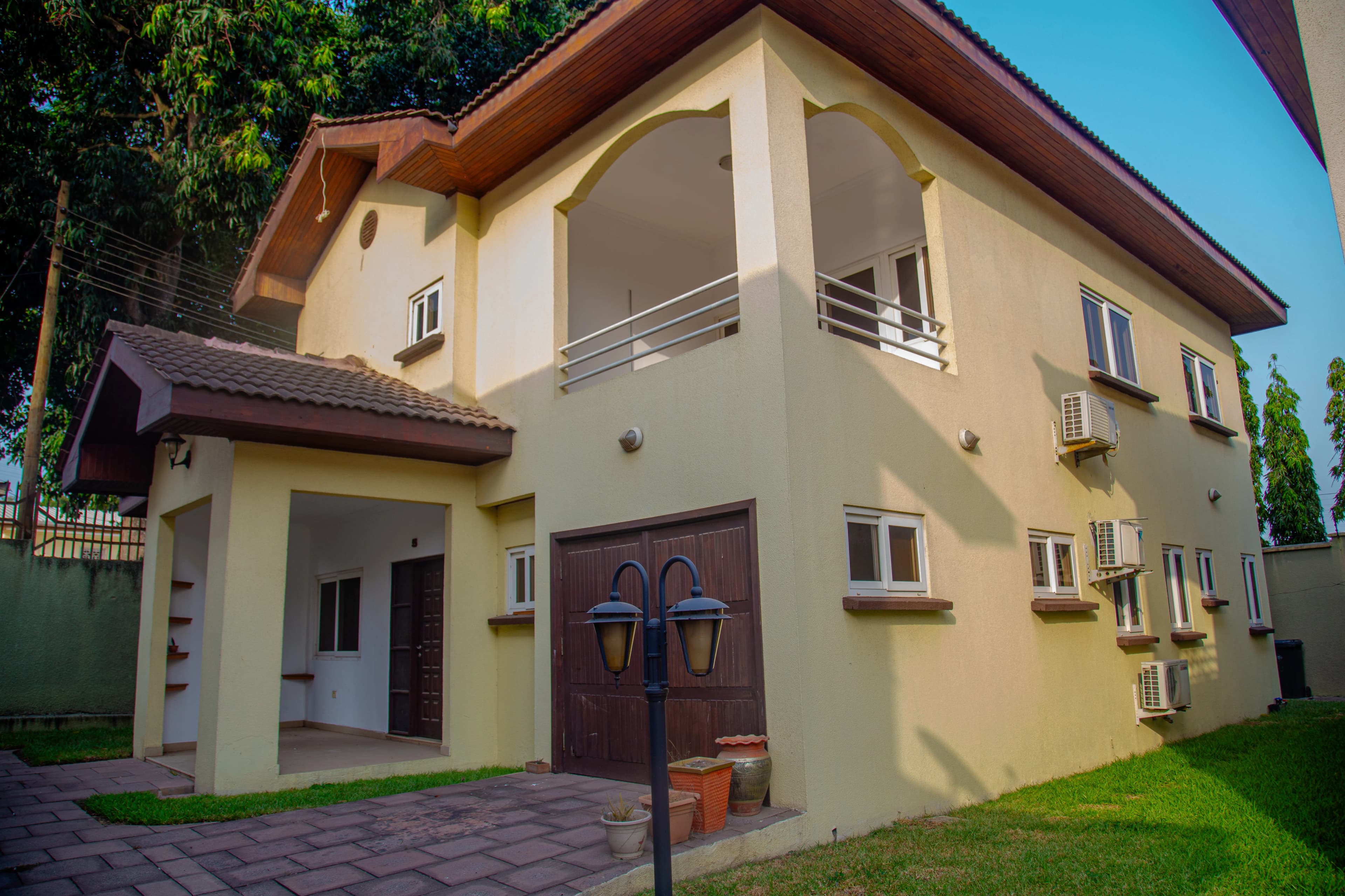 Executive Home Near Airport View Hotel